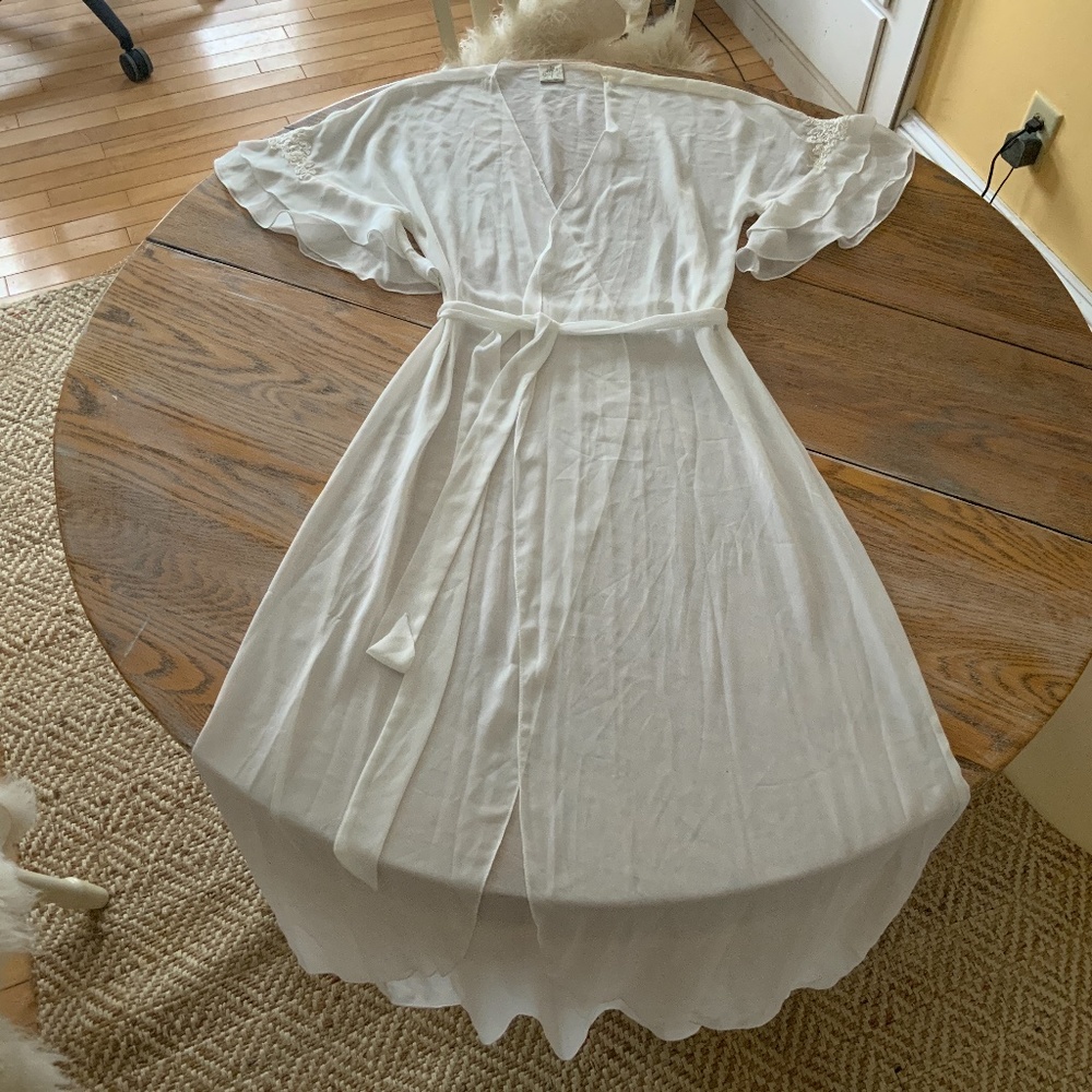 JONQUIL sheer ivory ruffled sleeve robe with tie/M